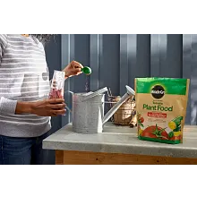 Miracle-Gro&reg; Water Soluble Tomato Plant Food image number null