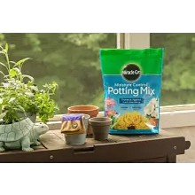 Miracle-Gro Moisture Control Potting Mix image number null