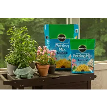 Miracle-Gro Moisture Control Potting Mix image number null
