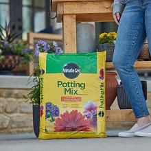 Miracle-Gro Potting Mix image number null