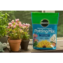 Miracle-Gro Moisture Control Potting Mix image number null