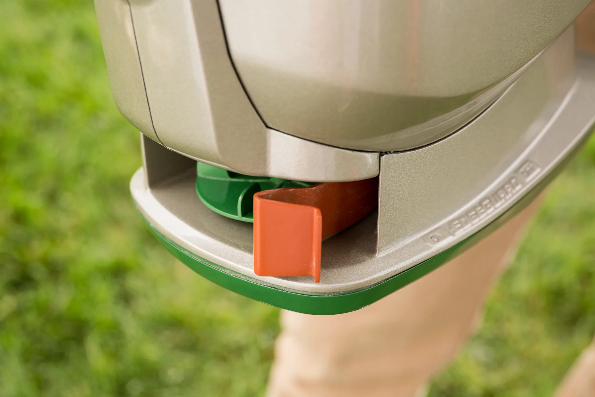 Close-up of the EdgeGuard feature on a Scotts Wizz spreader.