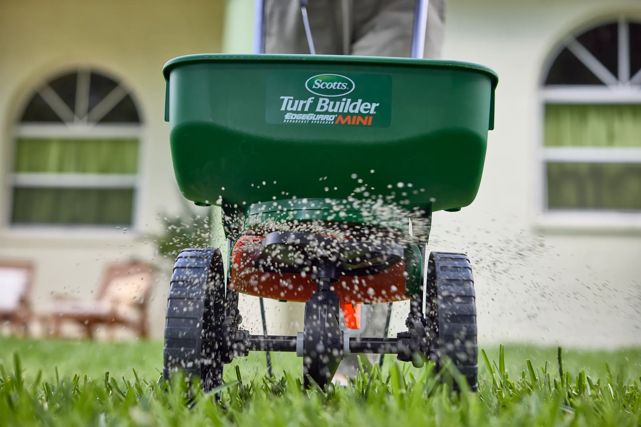 Use a Scotts Mini broadcast spreader to apply fertilizer to a southern lawn.