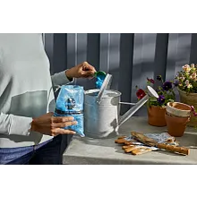 Miracle-Gro&reg; Water Soluble Bloom Booster&reg; Flower Food Image 4